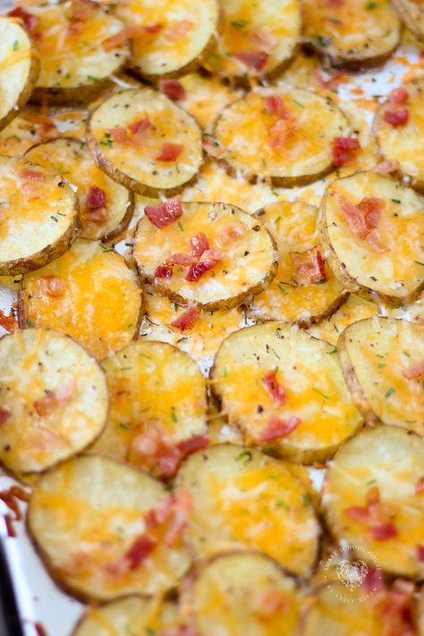 Loaded Potato Slices Smart Schoolhouse Recipes, Loaded Potato Slices, Spinach And Artichoke Dip Recipe, Loaded Potatoes, Baked Potato Slices, Appetizer Party, Smart School House, Spinach And Artichoke Dip, Potato Slices