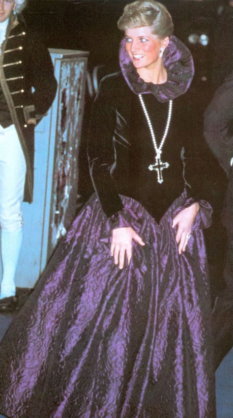 rare princess diana photos Diana wore this Mary, Queen of Scots inspired gown to a charity function in 1987. She later had the collar and sleeves removed and made it strapless. Princess Diana Purple, Princess Diana Images, Purple Velvet Dress, Princess Diana Fashion, Princess Diana Photos, Purple Gowns, Princes Diana, Diana Fashion, Charles And Diana