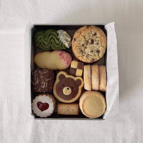 Icebox Cookies, Christmas Cookie Box, French Cookies, 귀여운 음식 그림, Cookie Bakery, Baking Business, Cute Snacks, Pretty Cookies, Cookie Party