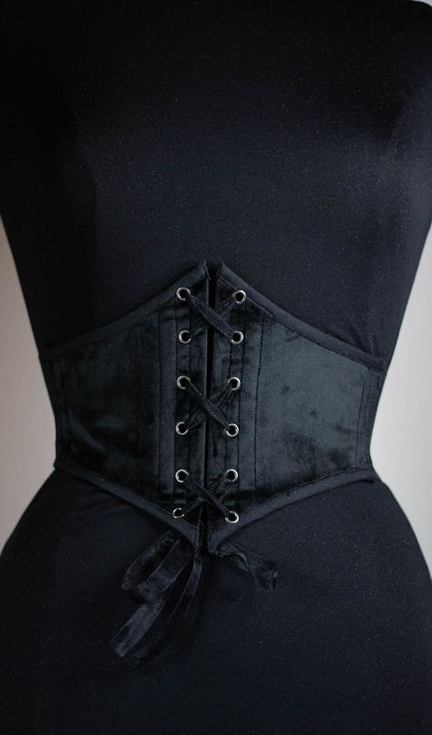 Do you like corsets but also like to feel comfortable in your clothes? This belt is made for you! This is an elastic waist cincher, made of quality black velvet. Steel bones on the front of the belt provide support and give the illusion that it is a real corset. The sturdy elastic that makes up the back of this accessory allows for greater support than a classic belt and will adapt perfectly to your waist. Handmade item in France (and with great care :) ) Underbust Corset Outfit, Corset Belt Outfit, Black Velvet Corset, Diy Corset, Fashion Design Books, Velvet Corset, Classic Belt, Goth Corset, Image Swag