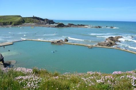 Half sea, half swimming pool Places In Cornwall, Wales Beach, Bude Cornwall, Uk Landscapes, Cornwall Beaches, Natural Swimming Ponds, Retirement Travel, Tidal Pool, Wild Swimming