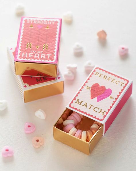 Classic Wedding Favors, Mint Wedding Favors, Heart Wedding Favors, Creative Wedding Favors, Chocolate Wedding Favors, Wedding Favor Ideas, Best Wedding Favors, Candy Necklaces, Diy Valentine