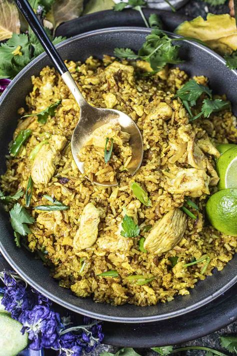 Easy Yellow Curry, Yellow Fried Rice, Yellow Curry Powder, Yellow Curry Chicken, Chicken Breast Curry, Curry Fried Rice, Thai Fried Rice, Seasoned Rice Recipes, Tasty Thai