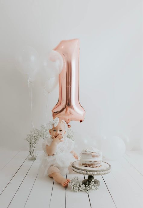 One Year Princess Photo Shoot, Smash Cake Photoshoot Simple, White 1st Birthday Photoshoot, One Birthday Pictures, 1 Year Smash Cake Photo Shoot, Smash Cake Party, First Birthday Balloon Photoshoot, 1 Year Birthday Photoshoot Studio, Baby Girl Photoshooting Cake Smash