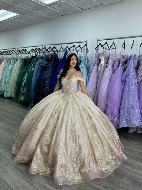 Quinceanera Dresses Beige, 22 Birthday Party Ideas, White And Gold Quinceanera Dresses, Elegant Quinceanera Dresses, Gold Quince Dress, Quinceanera Dresses Ideas, Champagne Quince, Princess Quinceanera Dresses, Classic Ball Gowns