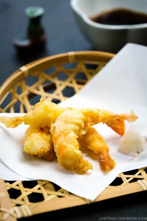 Crispy and delicious homemade Shrimp Tempura! The secret to make a light, crisp coating that doesn't absorb oil when fried is in the batter and deep-frying technique. #tempura #shrimptempura | Easy Japanese Recipes at JustOneCookbook.com Resep Sushi, Tempura Prawns, Tempura Recipe, Just One Cookbook, Easy Japanese Recipes, Shrimp Tempura, Japanese Recipes, Sushi Recipes, Japanese Cooking