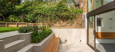 Stepped Courtyard Planters Bronze Anodized Metal Balustrade De Beauvoir Renovation Extension London 1 Sunken Patio, Van Der Straeten, Pool Renovation, Rooftop Terrace Design, Outside Seating, Pergola Garden, Tiered Garden, Residential Architect, Front Patio