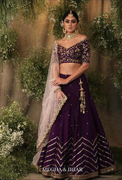 Color Combinations For Lehenga, Shades Of Purple Outfit, Lehenga Jewellery Ideas, Modern Lehangas, Simple Kurta, Purple Lehenga, Bridesmaid Photoshoot, Lehenga Design, Lehenga Jewellery