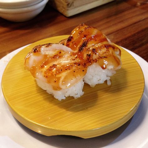 Sakura Kaiten Sushi II (CBD): Grilled Scallop Nigiri [10/10]. Scallop Sushi Recipes, Japanese Scallop Recipes, Hibachi Scallops, Kaiten Sushi, Scallop Sushi, Hokkaido Scallop Recipe, Grilled Scallops, Scallops Seared, Eggs Benedict