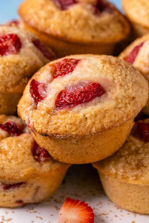 Vegan Strawberry Muffins Vegan Strawberry Muffins, Vegan Apple Muffins, Strawberry Muffin Recipes, Vegan Banana Muffins, Vegan Muffins, Strawberry Muffins, Banana Chocolate Chip Muffins, Gluten Free Muffins, Vegan Banana