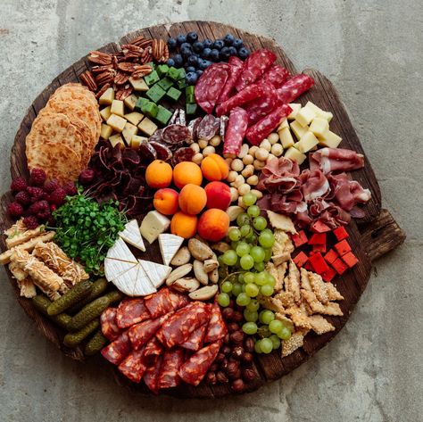 Round Charcuterie Board Ideas, Best Charcuterie Board Ideas, Charcuterie Board Round, Making A Charcuterie Board, The Best Charcuterie Board, Best Charcuterie Board, Round Charcuterie Board, Charcuterie Board Ideas, A Charcuterie Board