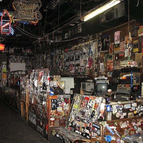 Inside CBGB - The bar and audio booth. A place that you recognize even without description #punk #punks #punkrock #punksnotdead #staypunk… 90s Punk, Punk Aesthetic, Dive Bar, Retro Punk, Pop Punk, Indie Rock, Perfect World, Grunge Aesthetic, Many People