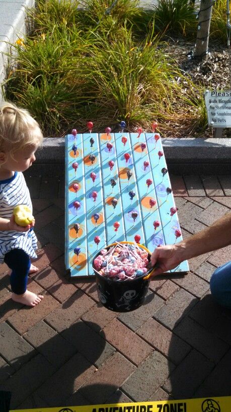 Sucker ring toss, rubber bracelet as the ring. Take a dum dum leave thw tootsie pop. Sucker Ring Toss Game, Pop Bottle Ring Toss, Lollipop Ring Toss, Fall Festival Activities, Festival Activities, Carnival Ideas, Blow Pops, Pearl Party, Kids Carnival