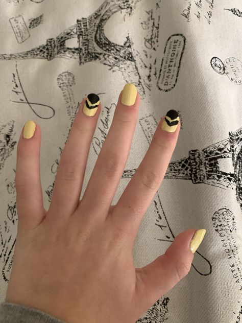 Queen Bee Nails, Mlb Nails, Miraculous Ladybug Nail Art, Miraculous Ladybug Nails, Bee Nails Design, Ladybug Nail Art, Nail Painting Tips, Chloe Nails, Ladybug Nails