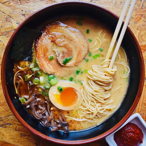 Ramen Photography, Japanese Noodle Dish, Big Snacks, Japanese Noodles, Salty Foods, Ramen Recipes, Yummy Comfort Food, Fair Food Recipes, Japan Food