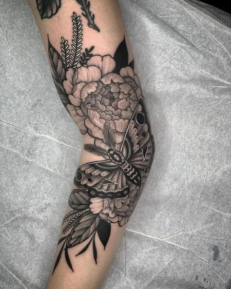 Traditional Black And White Tattoo, Natur Tattoo Arm, Hawk Tattoo, Shape Tattoo, Muster Tattoos, Inspiration Tattoos, Best Sleeve Tattoos, Sleeve Ideas, Tattoo Me