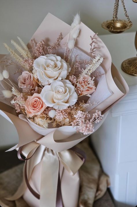 Rustic Rose Bouquet, Flower Bucket Bouquets, Flower Bouquet Arrangements, Paper Rose Craft, Ribbon Flowers Bouquet, Art For Walls, Flower Boquet, Graduation Flowers, Luxury Flower Bouquets