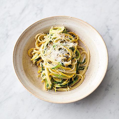 Jamie Oliver 5 ingredients quick and easy recipes lemony courgette linguine Jamie Oliver Pasta, Jamie Oliver 5 Ingredients, Lemon Pasta Recipes, Vegetarian Pasta Recipes, Pasta Fatta In Casa, Jamie Oliver Recipes, 5 Ingredient Recipes, Lemon Pasta, Zucchini Pasta