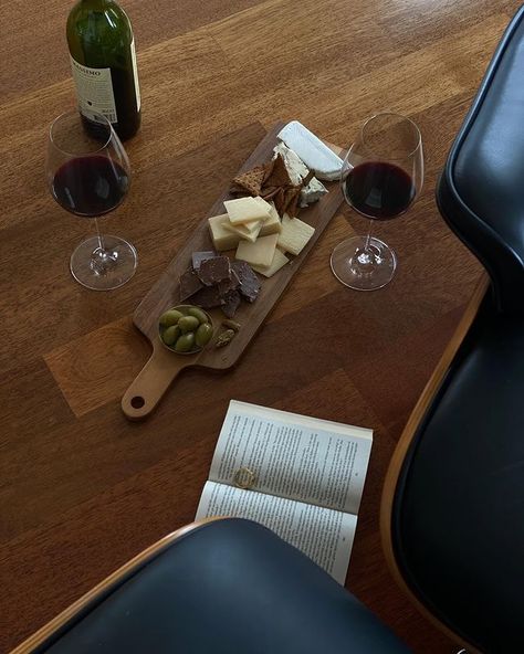 Food Aesthetically, Aspen Aesthetic, Kristen Callihan, Plateau Charcuterie, Fotos Aesthetic, Meg Ryan, Wine And Cheese, Wine Night, Wine And Dine