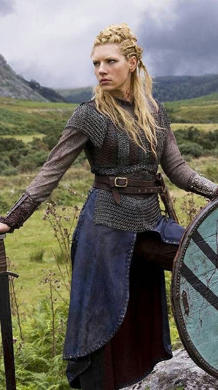 Viking Costume Diy, Female Viking Costume, Braids Female, Lagertha Costume, Vikings Costume Diy, Vikings Halloween, Vikings Lagertha, Viking Warrior Woman, Viking Cosplay