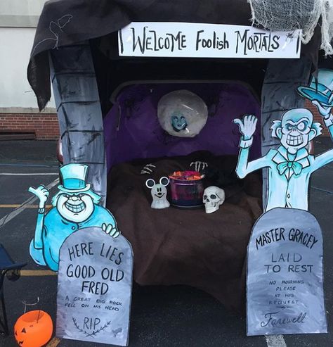 Haunted Mansion Trunk Or Treat, Haunted Mansion Ghosts, Mansion Yard, Haunted Garage, Spooky Graveyard, Trunk Or Treat Ideas, Haunted Mansion Halloween, Great Pumpkin Charlie Brown, Yard Haunt