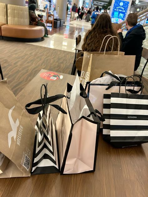 Mall Pictures Aesthetic, Aesthetic Shopping Pictures, Shopping Pictures, Summer Plans, Bags Aesthetic, Birthday Shopping, Shopping Day, Shopping Spree, Retail Therapy