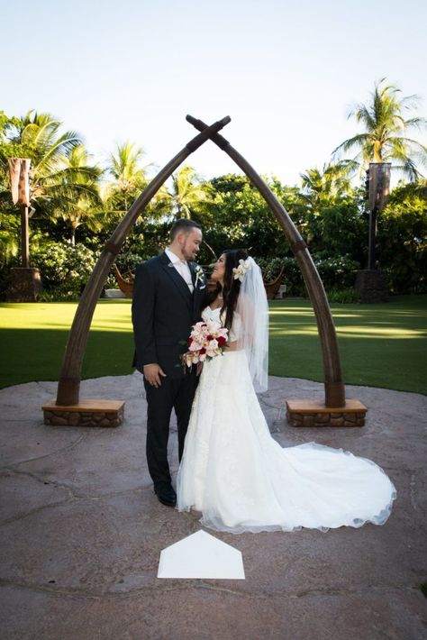 Hawaii Theme Wedding, Aulani Wedding, Wedding Poses Ideas, Oahu Wedding Venues, Disney Wedding Venue, Disney Hawaii, Wedding Venues Hawaii, Disney Wedding Cake, Beach Wedding Cake