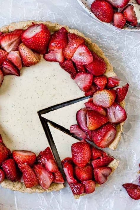 This delicious Vanilla Bean Custard tart is made with a gluten-free, vegan, grain-free shortbread crust, filled with a creamy vegan vanilla bean custard made with coconut milk and cashews and topped with roasted strawberries for the perfect naturally sweetened, healthy dessert. Custard Danish, Vanilla Bean Custard, Strawberry Tart, Roasted Strawberries, Custard Tart, Bowl Cake, Shortbread Crust, Sugar Free Desserts, Vegan Dessert Recipes