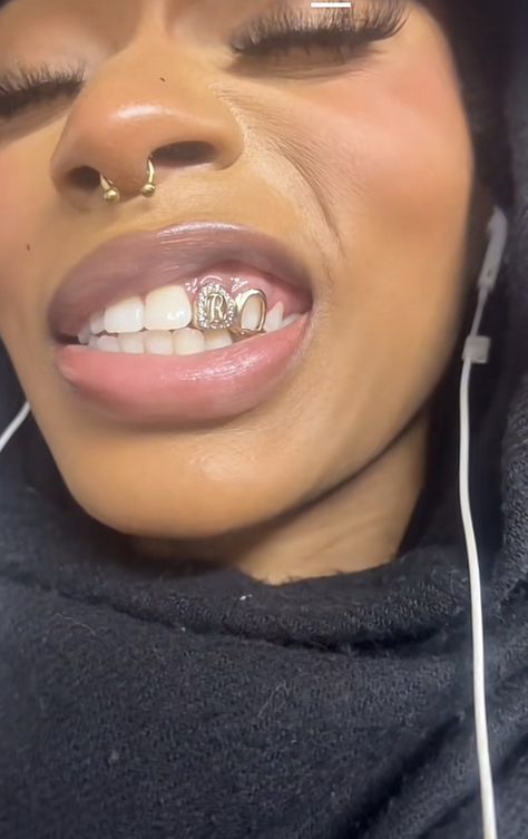 Dream Teeth, Girls With Grills, Gold Tooth Cap, Mouth Jewelry, Gold Teeth Grillz, Tooth Cap, Girl Grillz, Teeth Grills, Teeth Gems