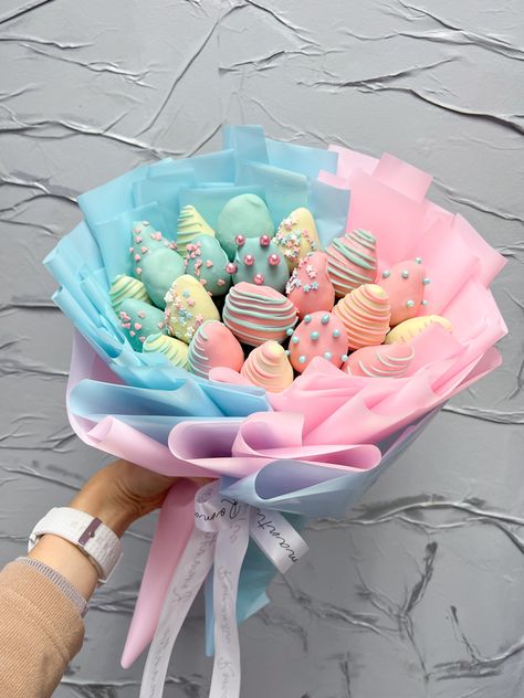 Sweet Bouquets Candy, Easter Cake Pops, Chocolate Covered Strawberries Bouquet, Cupcake Bouquets, Candy Bouquet Diy, Edible Bouquets, Strawberry Gifts, Baby Shower Cake Pops, Amazing Food Decoration