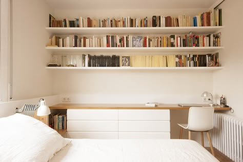 Angolo Studio: 20 Scrivanie in Camera da Letto Peaceful Interior, Ikea Makeover, Masculine Decor, Small Home Offices, Bedroom Decor Inspiration, Perfect Bedding, Dreamy Bedrooms, Home Library, Interior Inspo