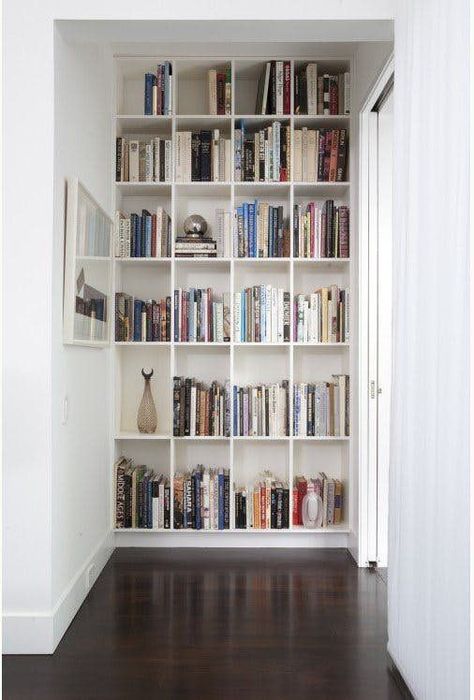 13 Clever Built-Ins for Small Spaces. Clever built-ins are a great way to incorporate storage, and other functionalities, without the cumbersomeness of furniture, and they're a great way to really get the most of your space. Here are 13 clever ideas for built-ins that will help you make the best of your small space. End Of Hallway, Farmhouse Bookshelf, Lots Of Books, Small Bedrooms, Bookshelf Design, Home Libraries, Built In Bookcase, घर की सजावट, Modern Home Office