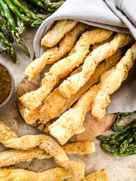 Parmesan Sticks, Italian Breadsticks Recipe, Breadstick Recipe, Cheese Straws Recipe, Dips Appetizers, Pepper Pizza, Pizza Twists, Italian Bread Sticks, Cheese Bread Sticks