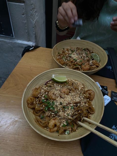 Thai Food Aethstetic, Aesthetic Thai Food, Thai Restaurant Aesthetic, Japchae Aesthetic, Pad Thai Aesthetic, Thai Aesthetic, Summer Night Aesthetic, Kpop Dream, Thai Food Restaurant