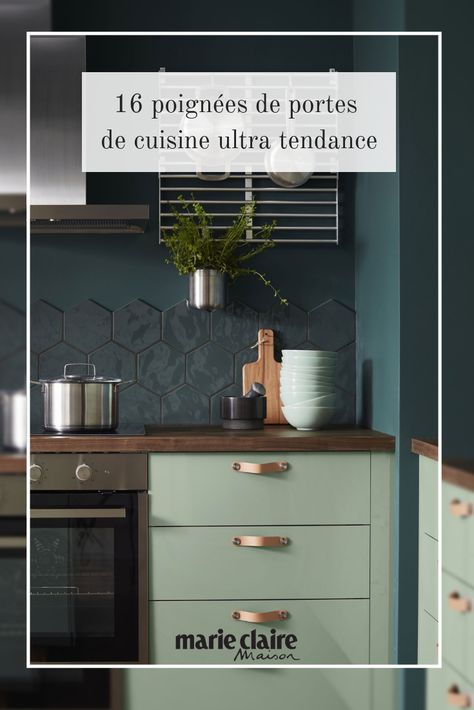 16 poignées de porte de cuisine ultra tendance / cuisine tendance / moderniser cuisine / relooker cuisine / kitchen hacks / poignées cuisine moderne Kitchen Cabinets Fronts, Green Kitchen Accessories, Brooklyn Kitchen, Ikea Australia, Kitchen Design Gallery, Ikea Kitchen Design, Ikea Kitchen Cabinets, Ikea Design, Farmhouse Kitchen Cabinets