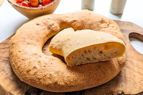 Here you will find the delicious & ingenious Italian recipe for pitta calabrese. Bake this delicious bread at home and enjoy like in Italy. Bread At Home, Italian Recipe, Delicious Bread, Calabria, Original Recipe, Bread Recipe, Paneer, Simple Ingredient, Yeast