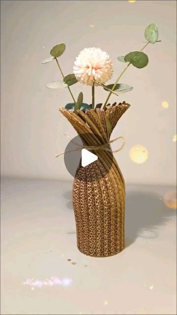 Flower Vase Crafts, Old Cupboard, Paper Flower Vase, Cardboard Crafts Kids, Diy Floral Wreath, Flower Vase Making, Cardboard Crafts Diy, Diy Flores, Paper Vase