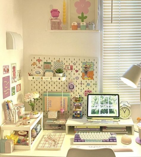 Desk/vanity Ideas, Dorm Desk Organization, Dorm Room Desk, Boys Dorm Room, Dorm Desk, Study Desk Decor, Under Desk Storage, Dorm Room Ideas, Desk Inspo