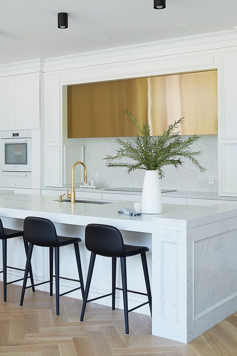 Custom brass range hood in white kitchen Modern Kitchen Hood, Kitchen Hood Ideas, Kitchen Hood Design, Custom Kitchens Design, Concept Kitchen, Kitchen Range Hood, Modern Kitchen Design Luxury 2020, Design Your Kitchen, Kitchen Hoods