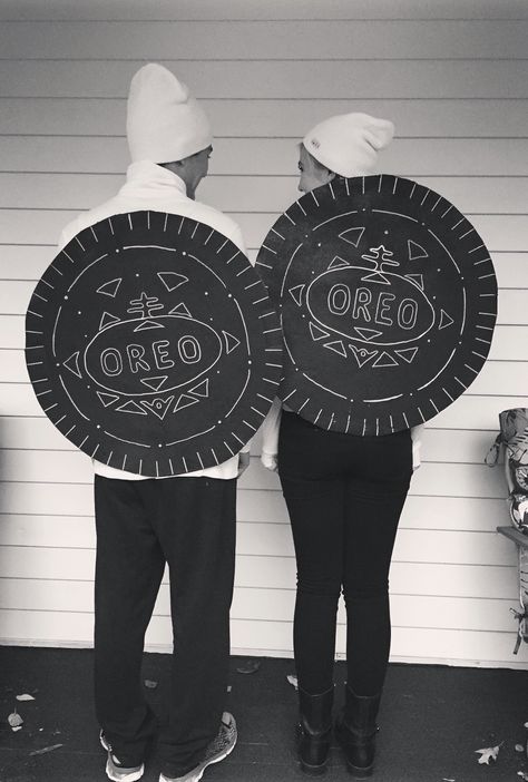 Cute couples costume: Double stuffed Oreo Oreo Couple Costume Diy, Oreo Halloween Costume, Oreo Costume Couple, Oreo Costume, Cute Couples Costumes, Funny Couple Halloween Costumes, Diy Couples Costumes, Annual Halloween Party, Couples Costume