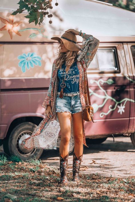 Let's go bohemian and create the perfect hippie chic look with this kimono! And a pair of must-have cowboy boots of course. Kimono And Cowboy Boots Outfit, Boho Cowboy Boots Outfit, Chic Cowboy Boots Outfit, Outfits With Cowboy Boots, Cowboy Boots Outfit Summer, Look Da Festival, Hippie Elegante, Hippie Styles, Bohemian Schick