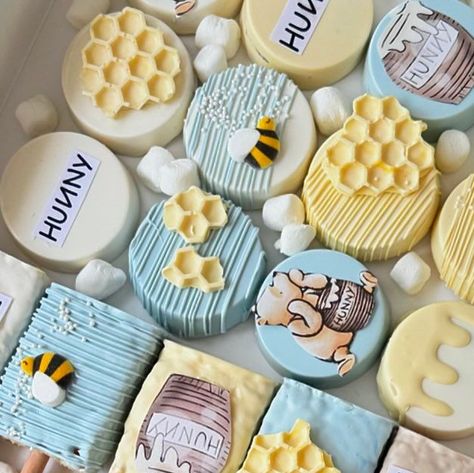 Lauren | SweetsbySmooches 🍭 on Instagram: "✨🍯🩵  #babyshowerideas #itsaboy #babyboy #sweetboy #winniethepoohbabyshower #cakepops #chocolatecoveredoreos #marshmallowpops #partypacks #partyideas #partystylist #tablescapes #chocolatepretzels #desserts #customsweets #babyshowerideas #littlehoney #babyshowersweets #desserttable #dessertbox #westchestermom #westchesterbusiness #westchesterkids #ricekrispies #partyparty #eventmanagement #vintagepooh #poohbear" Winnie The Pooh Oreo Treats, Chocolate Covered Oreos Baby Shower Boy, Winnie The Pooh Chocolate Covered Oreos, Winnie The Pooh Pretzel Rods, Pooh Cookies, Winnie The Pooh Oreos, Winnie The Pooh Rice Crispy Treats, Winnie The Pooh Snacks, Winnie The Pooh Baby Shower Desserts