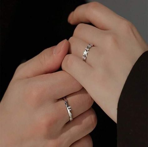 Married Rings, Couple Accessories, Rings Aesthetic, Drink Recipes Nonalcoholic, Vines Funny Videos, Black Moon, Couple Ring, Friendship Love, Korean Couple