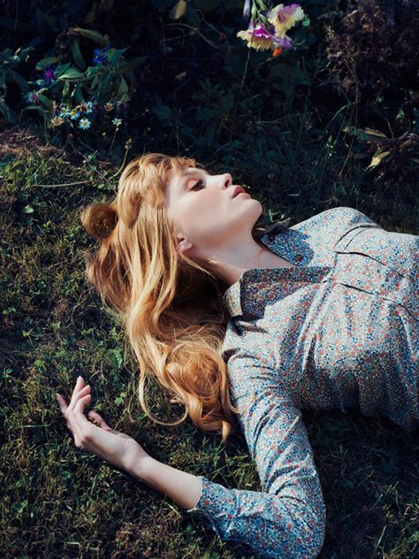 - Woman Laying Down, Lying Down Pose, Flowers Model, Grass Flowers, Woman Laying, Fotografi Urban, Vintage Blog, Model Test, Montage Photo