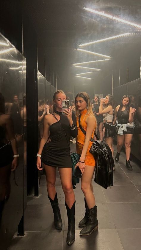 Going Out At Night Outfits, Night Club Outfits 2023, Going Out Cowboy Boots Outfit, Cowboy Boot Going Out Outfit, Cowboy Boots Club Outfit, Part Outfits Night Club, Outfits For The Club Night, Summer Night Club Outfits, Berlin Clubbing Outfit