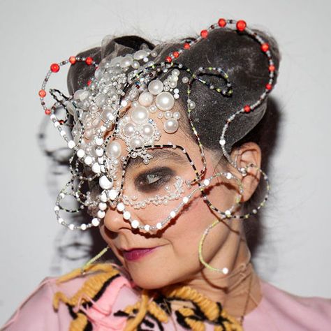 Meet Björk's Mask-Maker | Hint Fashion Magazine Feather Headpiece, Coloured Feathers, Iris Van Herpen, Fashion Mask, Doja Cat, Pics Art, Art Plastique, Mask Design, Fashion Face