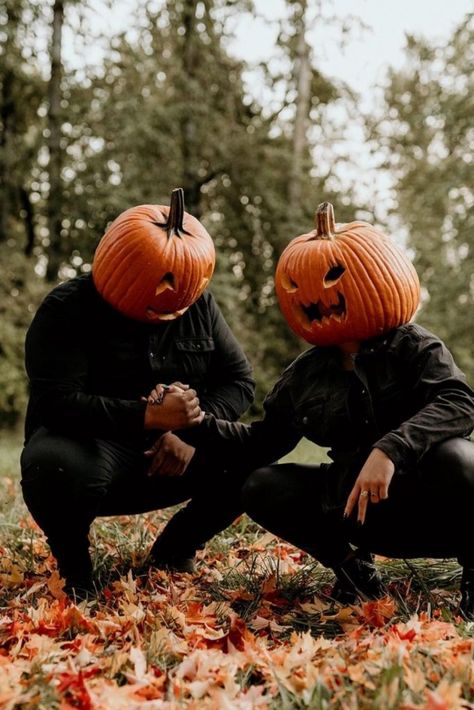 Halloween Pumpkin Head Photoshoots ideas can stimulate everyone’s creativity. For photographers, this is the perfect moment of the year-whether amateur or professional. This is also the best time to prepare for this terrible holiday. These unique Pumpkin Head photoshoots for couples, best friends, and families are easy to miss. This guide provides a few Halloween photography ideas for your family. Including props, backgrounds, and tips to help capture this beautiful autumn photo. Pumpkinhead Photoshoot, Pumpkin Head Photoshoot, Head Photoshoot, Pumpkin Photography, Pumpkin Patch Photoshoot, Pumpkin Heads, Creepy Costumes, Pumpkin Pictures, Pumpkin Photos