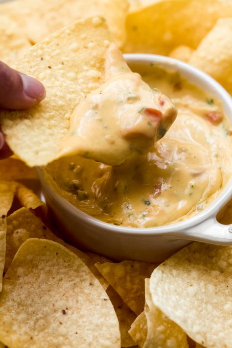 Green Chili Queso, Chili Con Queso Recipe, Chili Queso Dip, Chili Queso, Queso Dip Recipe, Chili Cheese Dips, Queso Dip Recipes, Oaxaca Cheese, Queso Recipe