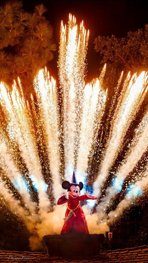 Photo by Danny from Dannysframe on Instagram Fantasmic Disneyland, Disneyland Wallpaper, Aesthetic Magic, Disney Hogwarts, Disney World Hollywood Studios, Disney World Attractions, Disney Fireworks, Sorcerer Mickey, Disney Photo Ideas