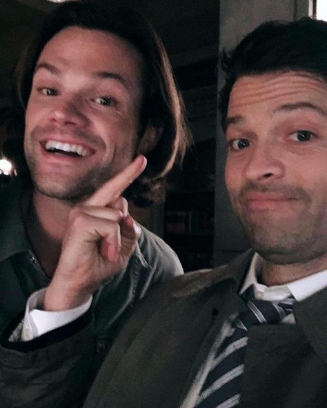 Supernatural Actors, Castiel Supernatural, Bobby Singer, Jensen And Misha, Supernatural Pictures, Winchester Supernatural, Jared And Jensen, Supernatural Memes, Supernatural Fans